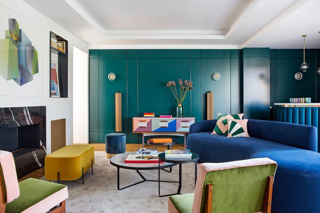 piso en madrid con mucho color moderno y alegre salón con sofá azul paredes pintadas chimenea