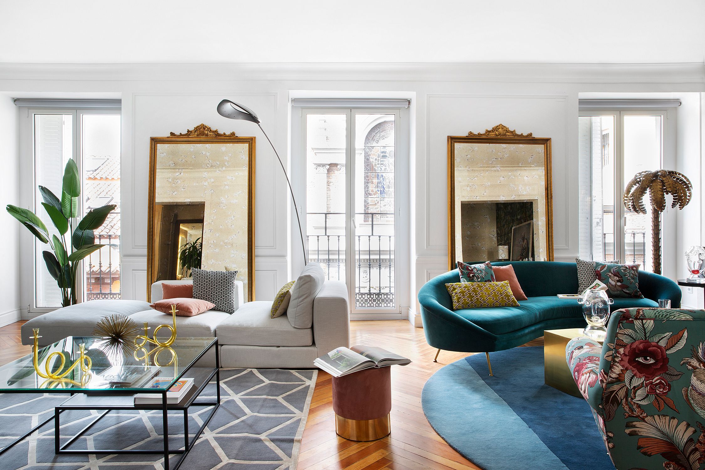 Un piso de estilo ecléctico, elegante y moderno con mucho color