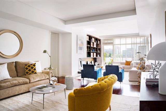 piso en madrid luminoso salon con dos ambientes sofá amarillo butaca azul