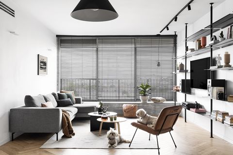 salón moderno de estilo minimalista en blanco y gris