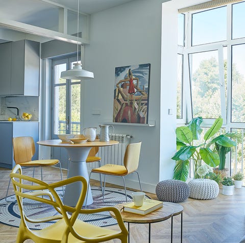 Salón-comedor de diseño moderno abierto a la cocina