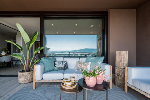 terraza con muebles de bambú y fibras