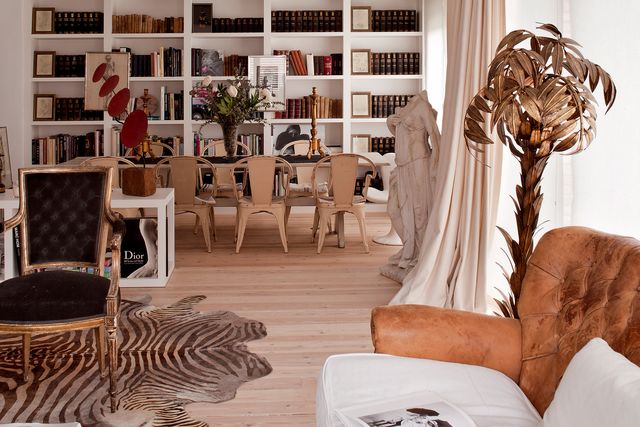 una casa decorada con un estilo retro cálido, blanco y madera y muebles vintage