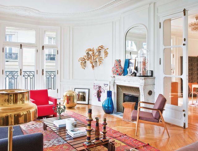 un piso en parís con una arquitectura clásica, diseño moderno y muebles vintage