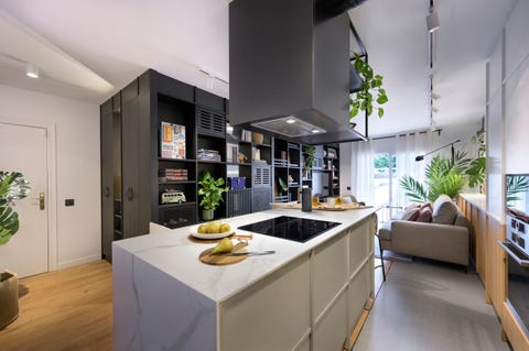 cocina con isla central de diseño moderno integrada en el salón