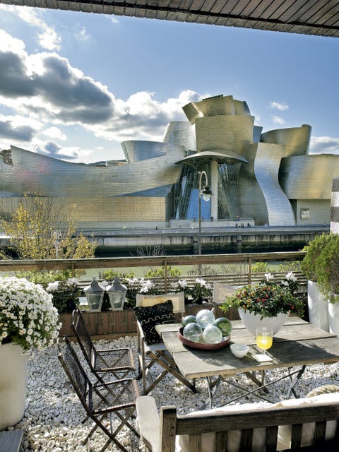 un piso con vistas al guggenheim con tonos neutros, estilo ecléctico y recuerdos de viaje