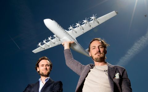 de mannen van maeve aerospace, eerder nog venturi genaamd, met hun prototype van een elektrisch vliegtuig