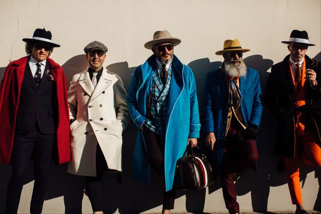 hombres vestidos con abrigos de colores