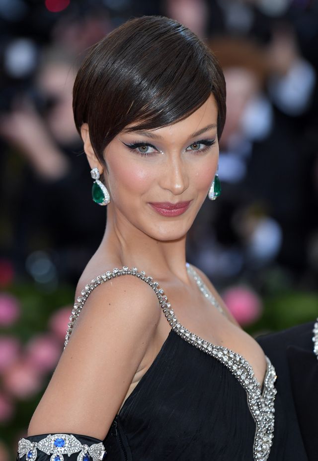 pixie cut, taglio di capelli pixie, beauty 2022, capelli 2022, tendenze capelli, bella hadid, new york, new york   may 06 bella hadid arrives for the 2019 met gala celebrating camp notes on fashion at the metropolitan museum of art on may 06, 2019 in new york city photo by karwai tanggetty images