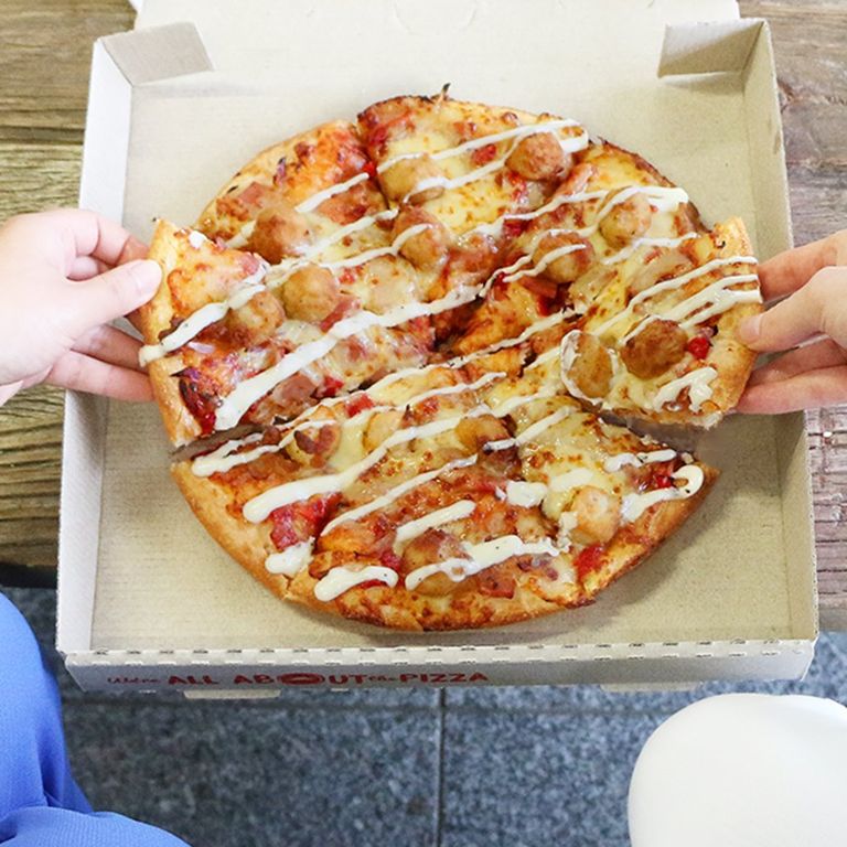 Pizza Hut Is Selling Pizzas Topped With Fried Chicken In New Zealand