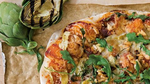 pizza de alcachofas, pollo y rúcula