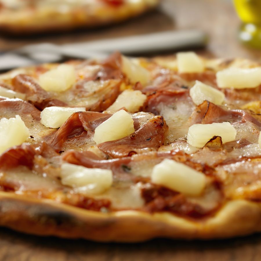 Por qué existe la pizza hawaiana? 8 curiosidades sobre ella