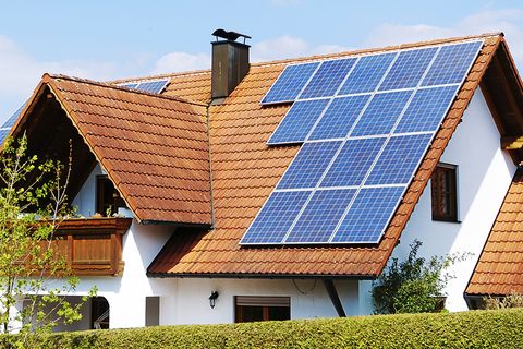las placas solares se instalan en tejados o jardines