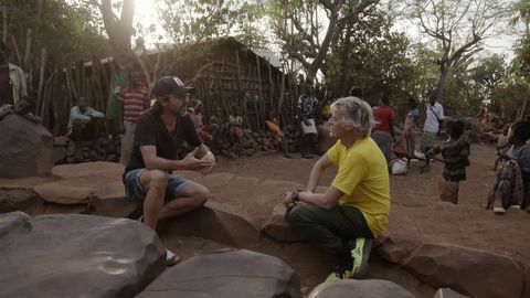 santi millán y jesús calleja en un poblado etíope en planeta calleja