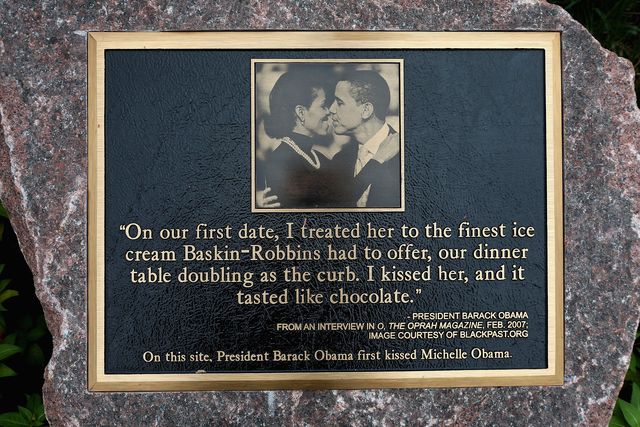 chicago, il august 16 muistolaatta, joka on sijoitettu Hyde Parkin kaupunginosassa sijaitsevan strippiklubin edustalle, merkitsee paikkaa, jossa presidentti barack obama ja ensimmäinen nainen michelle obama jakoivat ensimmäisen suudelmansa 16. elokuuta 2012 Chicagossa, Illinoisissa suudelma tapahtui vuonna 1989 Dorchesterin ja 53. kadun kulmassa, kun presidentti kohteli ensimmäistä naista jäätelöllä baskin robbins-ostoskeskuksessa, joka on nyt Subway-ravintola Obamat juhlivat 20-vuotishääpäiväänsä lokakuussa kuva: Scott olsongetty images