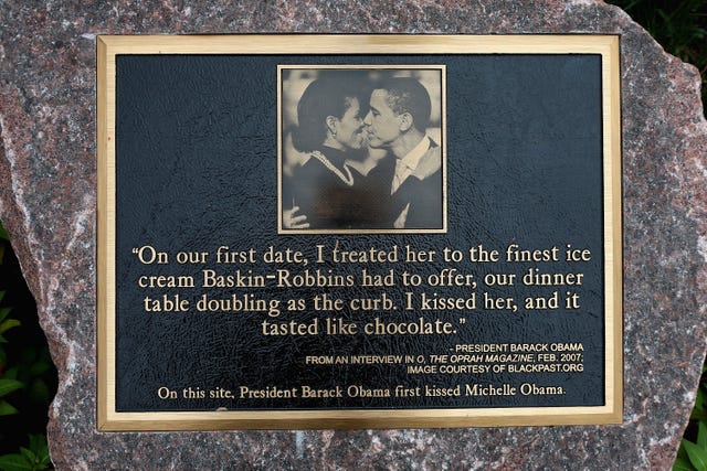 chicago, il 16 de agosto una placa colocada fuera de un centro comercial en el vecindario de hyde park marca el lugar donde el presidente barack obama y la primera dama michelle obama compartieron su primer beso el 16 de agosto de 2012 en chicago, illinois el beso tuvo lugar en 1989 en la esquina de las calles dorchester y 53, cuando el presidente invitó a la primera dama a un helado en un baskin robbins en el centro comercial, que ahora es un el restaurante subway the obama celebrará su 20 aniversario de boda en octubre foto de scott olsongetty images