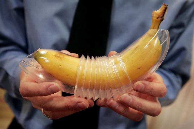 un plátano envuelto en plástico