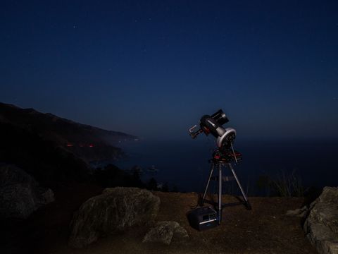 attrezzatura per astrofotografia con il cielo notturno dietro