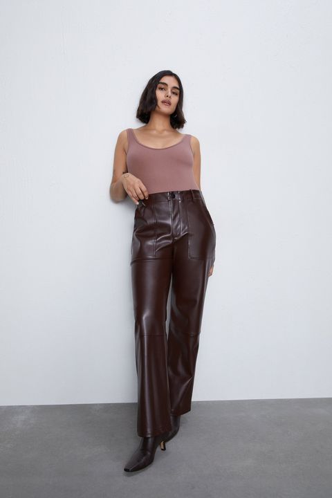 de los pantalones de cuero negro de Zara? en marrón
