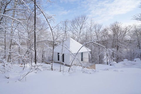 la casa poisson blanc en canadá de estilo minimalista en las montañas nevadas