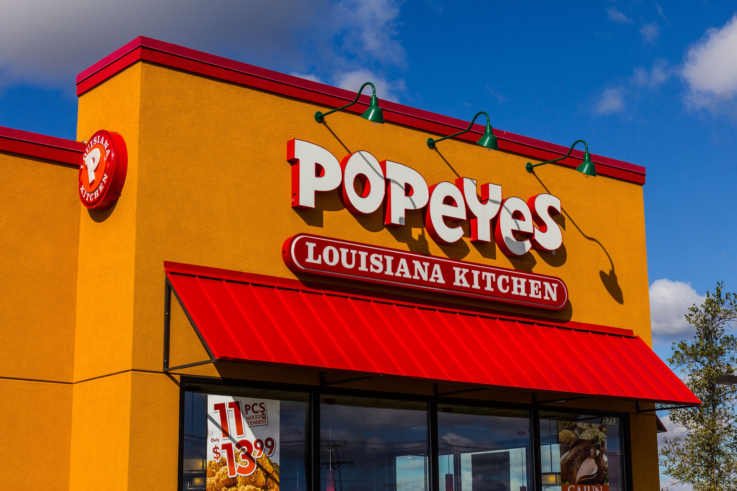 Popeyes Is Giving Out Free Sandwiches & Throwing Shade At Chick-fil-A