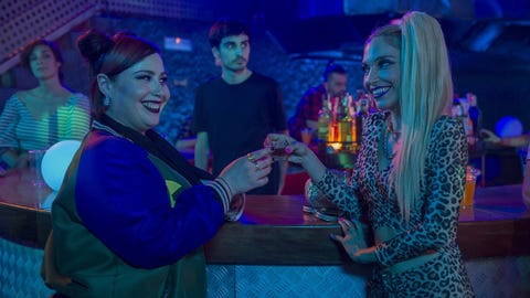 protagonistas de la serie por h o por b protagonistas de la serie por h o por b brindando en un bar choni