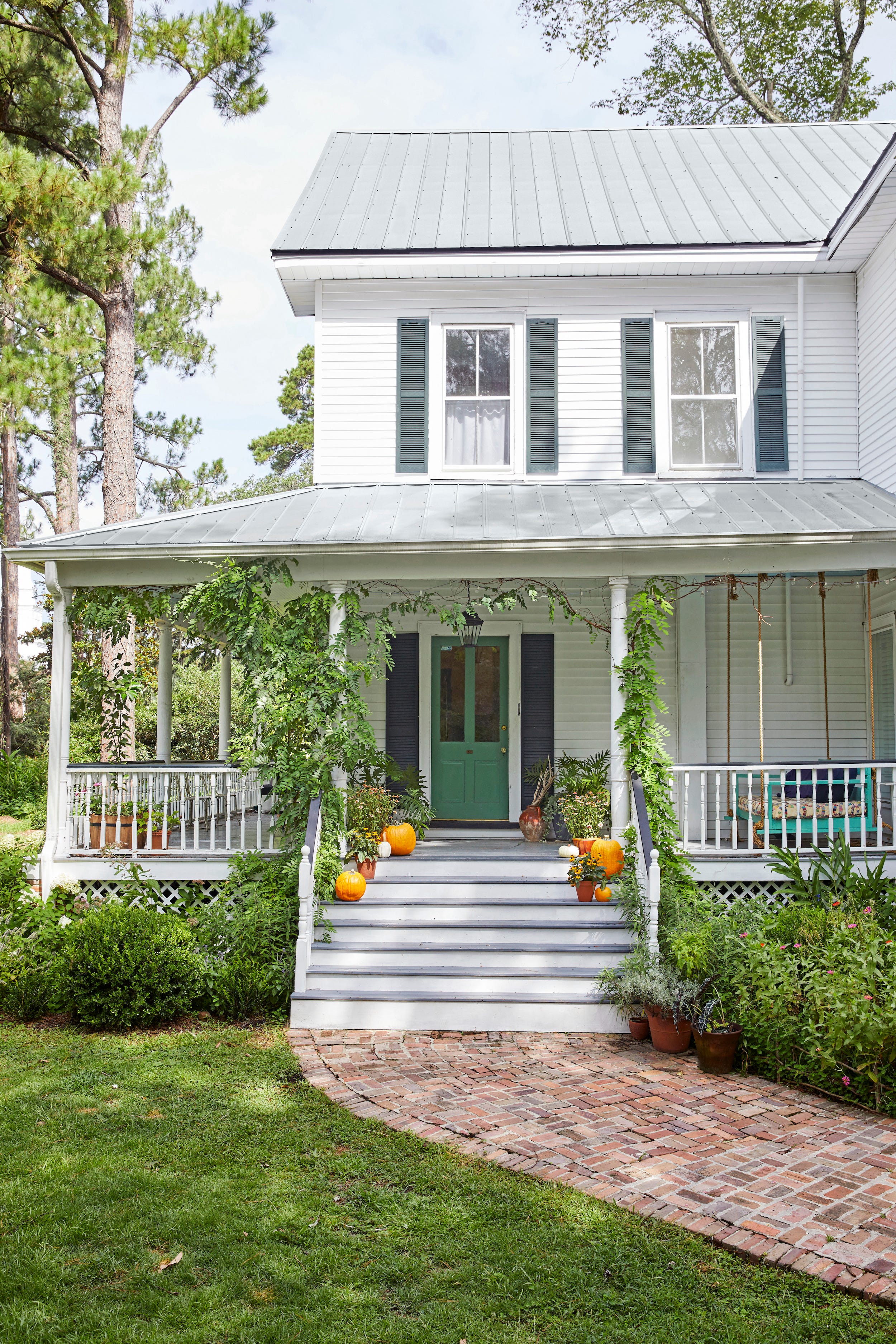 28 Porch Step Ideas to Dress Up Your House This Fall