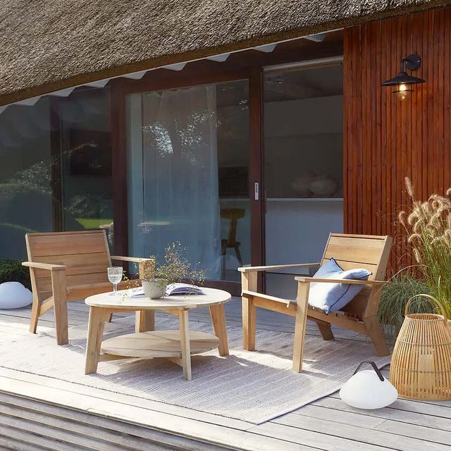 Porche con muebles de madera y farolillos porche con muebles de madera y farolillos