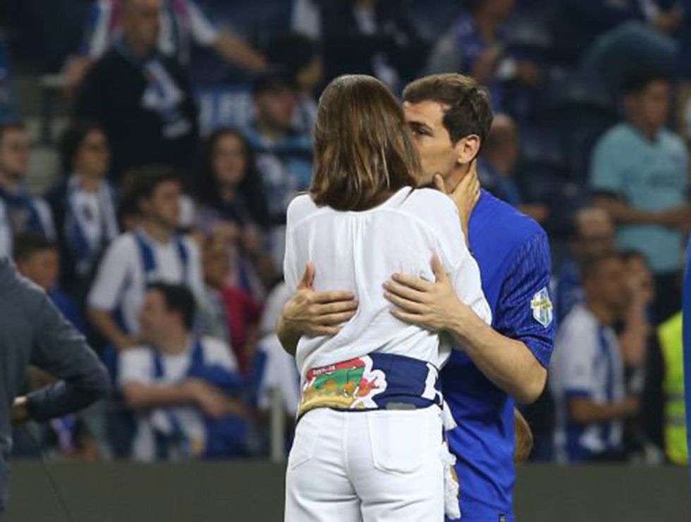 Sara Carbonero e Iker Casillas celebran con un beso la nueva victoria del p...