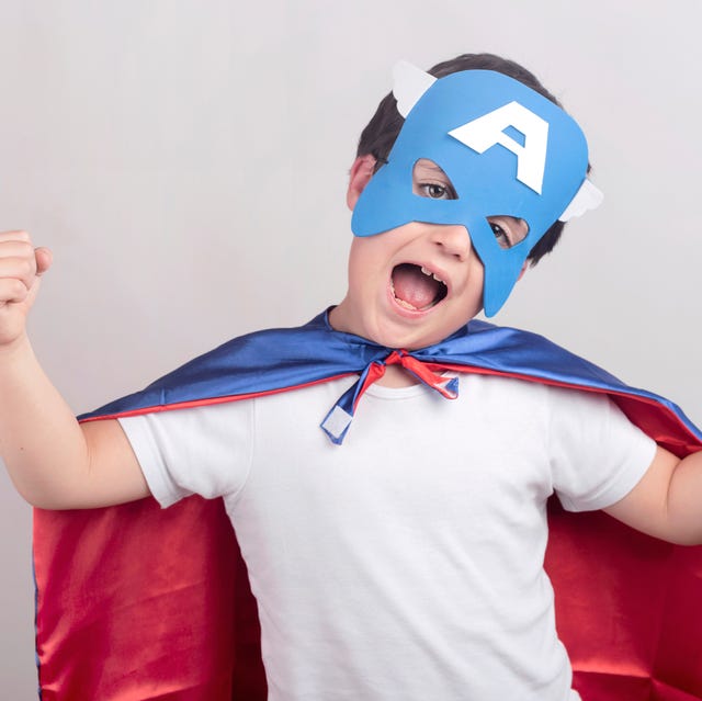 niño vestido de super héroe niño vestido de super héroe con la letra a