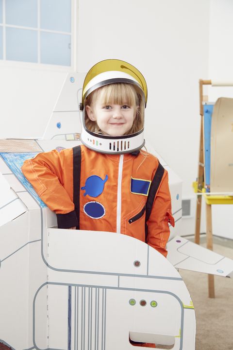 una niña con un traje de astronauta