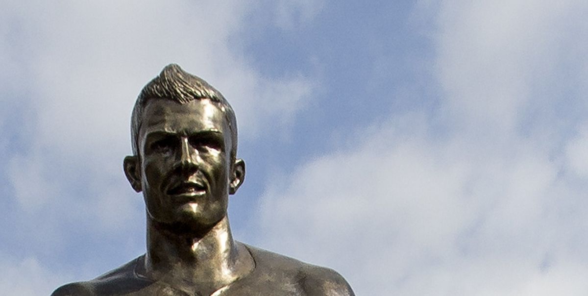 Cristiano Ronaldos Fans Konnen Nicht Aufhoren Den Schritt Seiner Statue Zu Reiben
