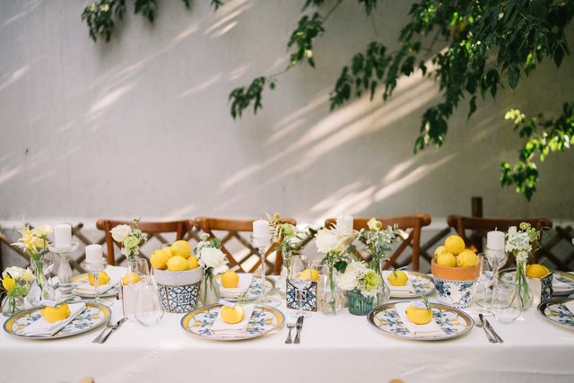 tavolo apparecchiato per le feste con piatti blu e limoni