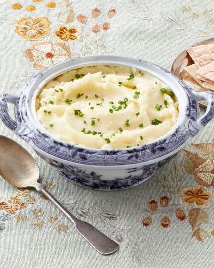 sour cream and onion mashed potatoes in blue bowl