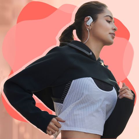 woman jogger wearing Powerbeats Wireless EarbudsBeats by Dre