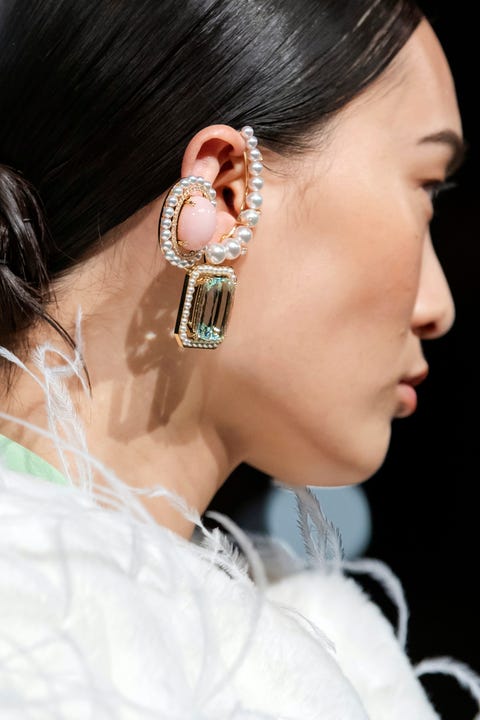Ear, Hair, Hairstyle, Chin, Organ, Beauty, Forehead, Headpiece, Jewellery, Earrings,