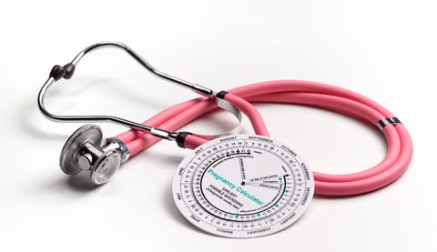 calculadora de fertilidad y estetoscopio rosa