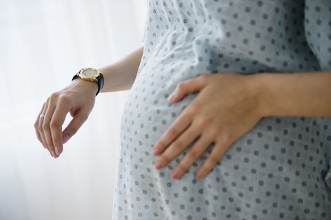 mujer embarazada cuenta los minutos entre contracciones antes del parto