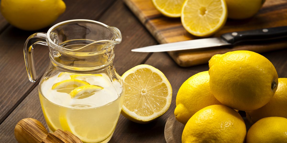 Quanto è salutare un bicchiere d’acqua con limone al mattino?