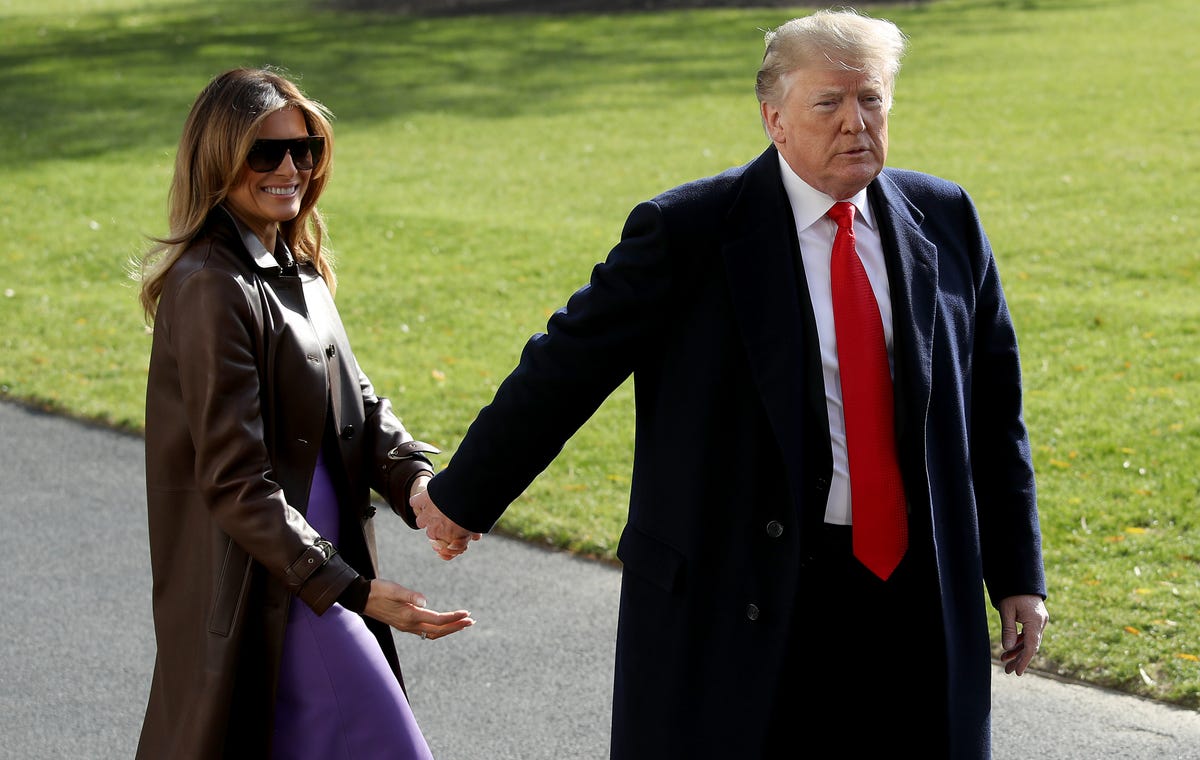 Melania Trump convierte el Air Force One en un vestidor - Melania Trump o  cómo subirte con un look a un avión y bajar con otro