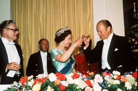 president ford toasts queen elizabeth ii at an american bicentennial dinner