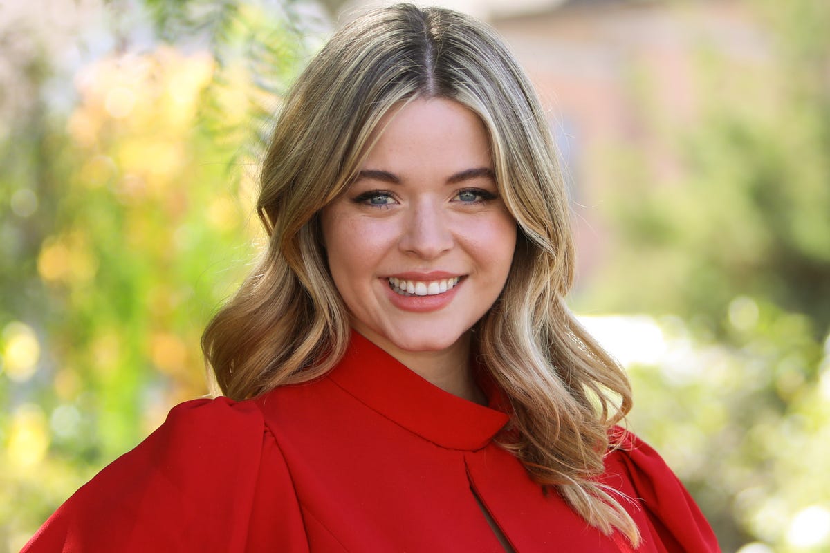 Pretty Little Liars Sasha Pieterse Announces Pregnancy With Heartfelt Post