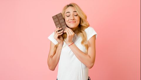 vrouw met reep chocolade