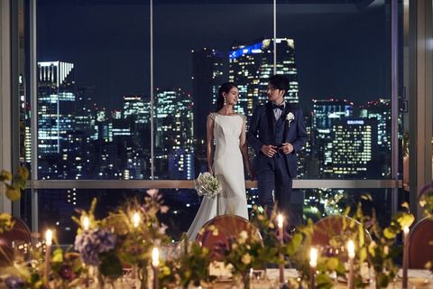 「ザ・プリンス パークタワー東京」のスカイバンケットの夜景を前に佇むカップル