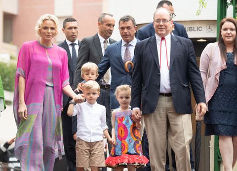 モナコ公国のシャルレーヌ公妃 双子のスクールフォトを公開