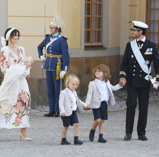 スウェーデン王室の一家全員がストックホルム郊外にあるドロットニングホルム宮殿の教会に集まり、今年3月末に誕生したジュリアン王子の洗礼式を祝った。カール16世グスタフ国王の長男カール・フィリップ王子とソフィア妃の三男であるジュリアン王子は、国王の孫としては初めて、「殿下」の称号を持たずに生まれた王子。﻿