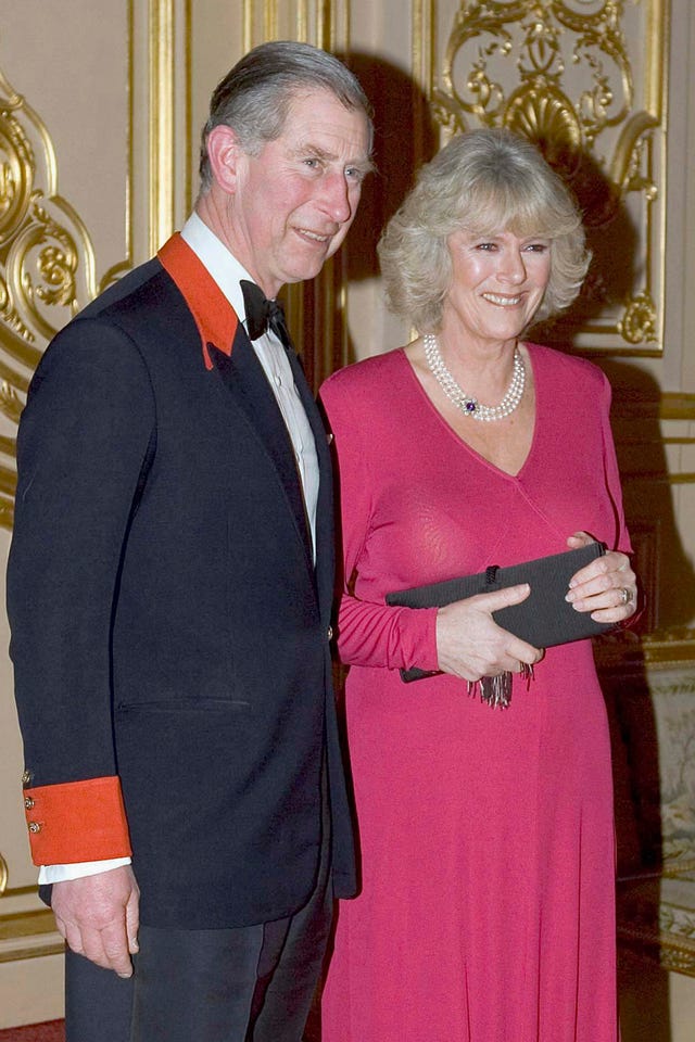 El príncipe Carlos y Camilla Parker-Bowles anuncian su intención de casarse