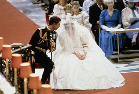 挙式の直前もカミラ夫人とデートのチャールズ皇太子 幸せに見えたダイアナ妃との結婚生活