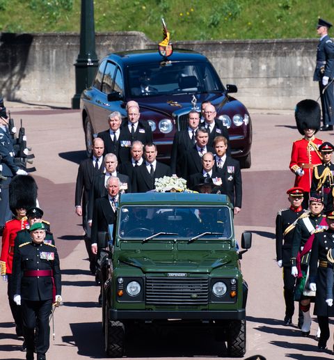 菲利普親王逝世一週年！「女王伊麗莎白二世手寫小卡、皇室成員著綠色服裝」紀念菲利普親王