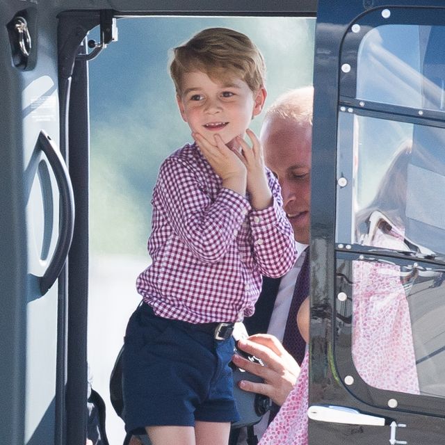 ケンブリッジ公爵ウィリアム王子とキャサリン妃のドイツ訪問3日目。ジョージ王子は、2017年7月21日にドイツのハンブルグでポーランドとドイツへの公式訪問の最終日にハンブルク空港から出発する前に、ヘリコプターに試乗させてもらいご機嫌。 （samir hussein  wireimageによる写真）